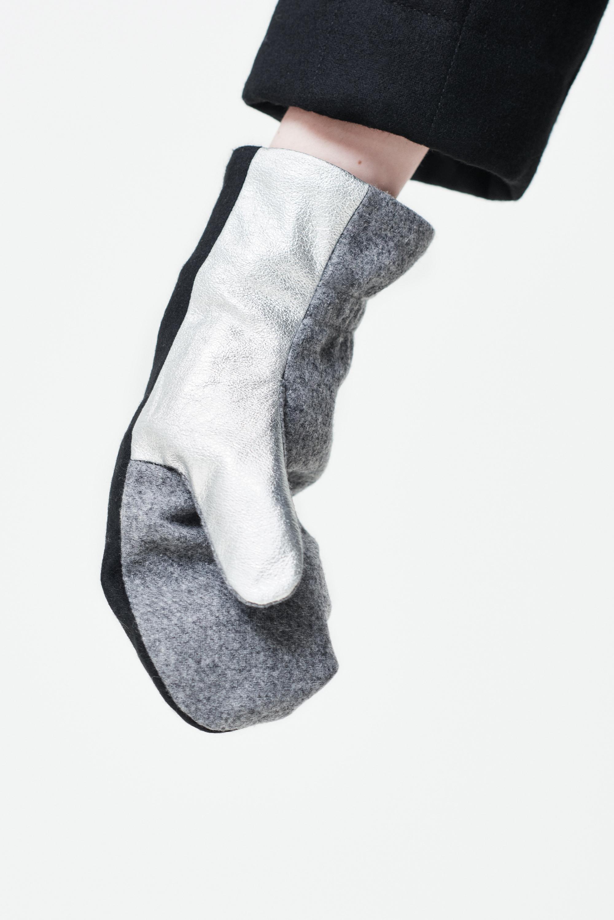 Gray wool mittens with silver metallic palm detail