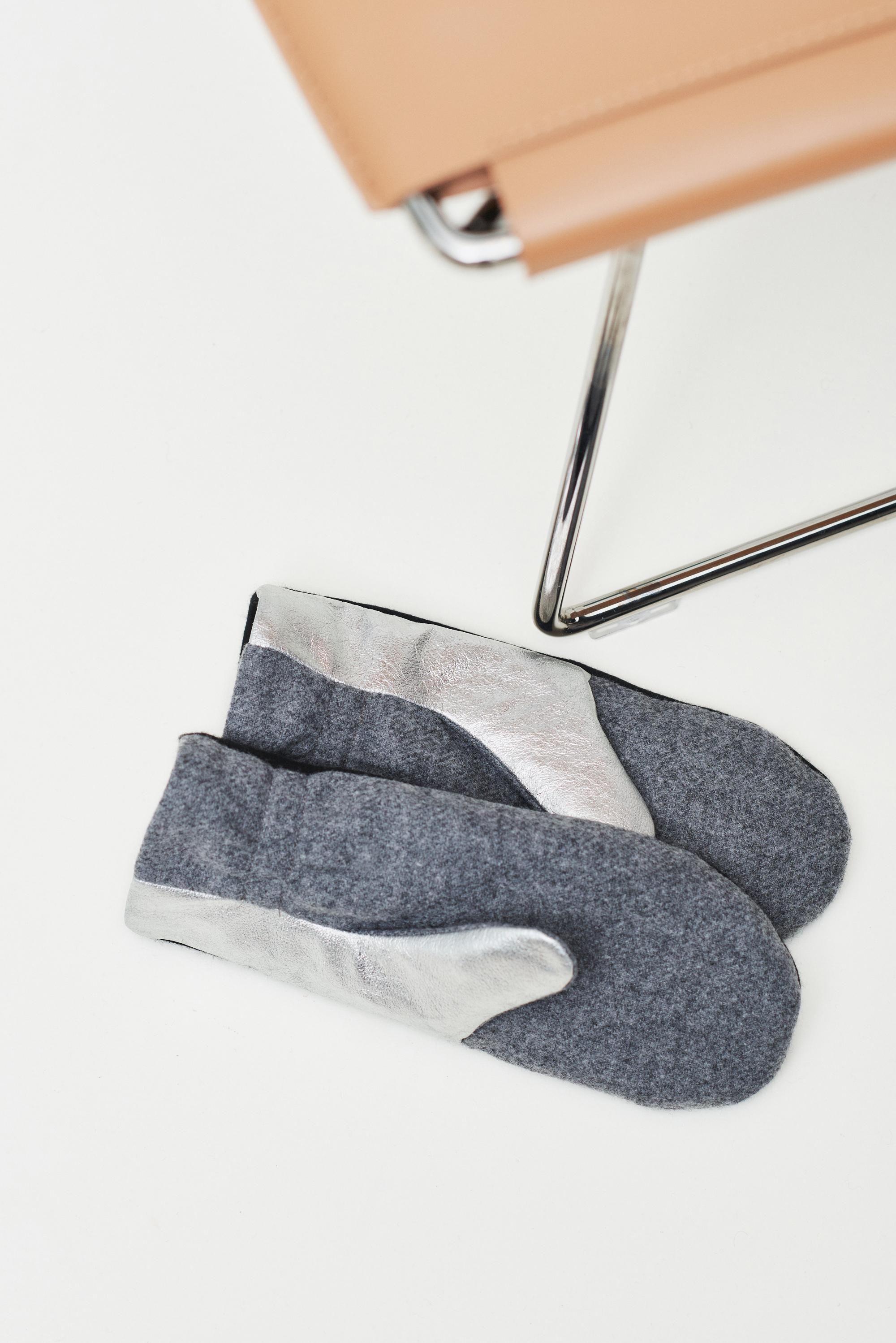 Gray wool mittens with silver metallic palm detail